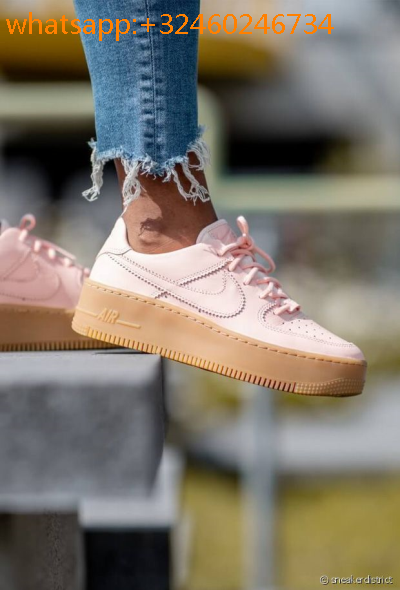 air-force-pour-femme,air-force-1-mid-blanche-et-rouge-femme,nike-air-force-militaire,Chaussure Nike Air Force 1 Sage Low pour Femme. Nike CA
